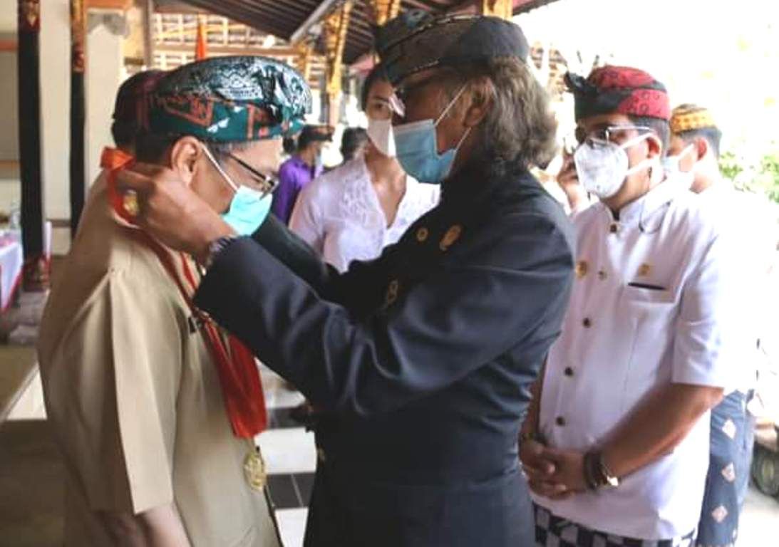 podiumnews.com-Bupati Sanjaya Apresiasi Puri Agung Tabanan Berikan Tanda Kehormatan Pejabat BPK